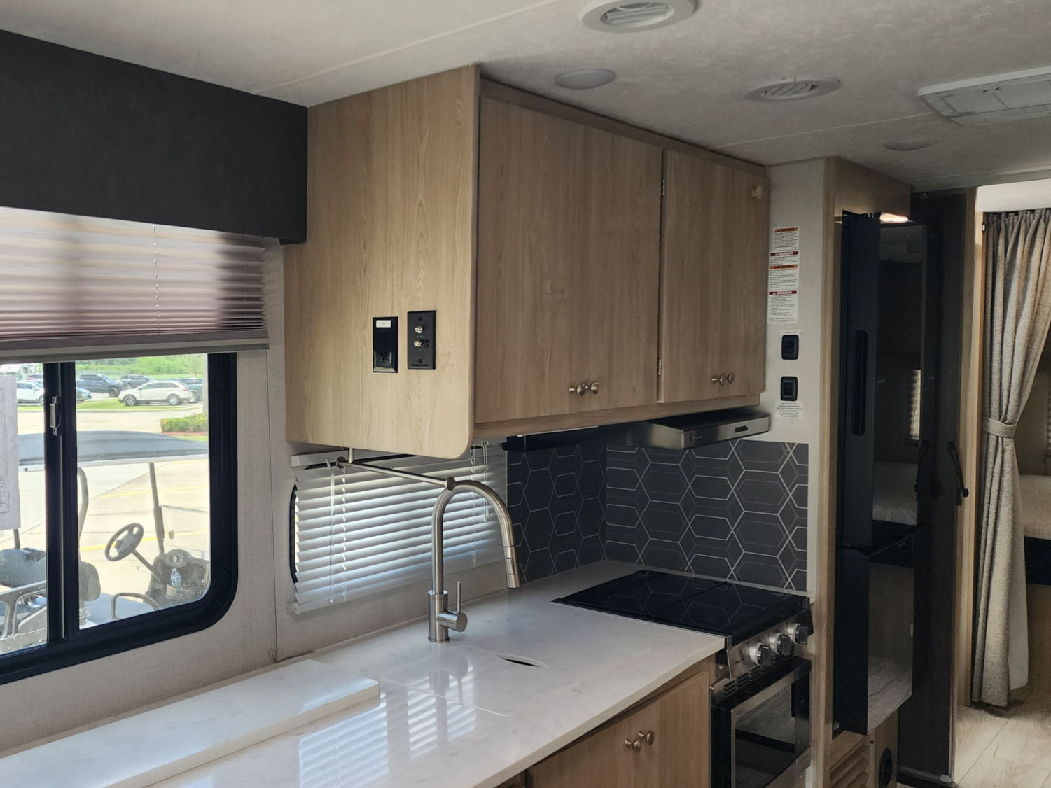 2025 COACHMEN LEPRECHAUN 319MB - Image 10